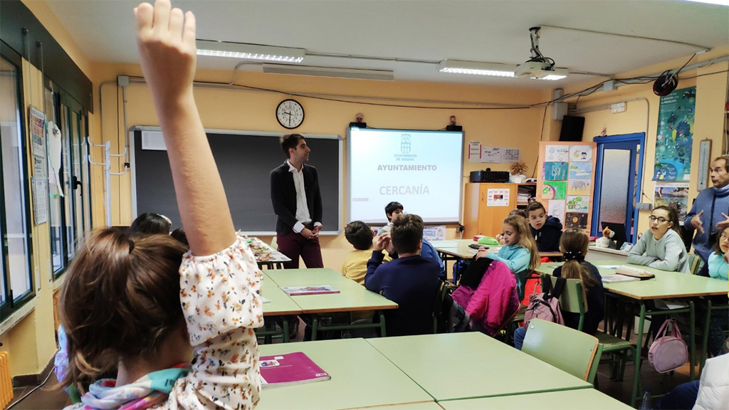 El concejal Miguel Merino participa en una de las sesiones del programa en el CEIP Diego de Colmenares. / El Adelantado