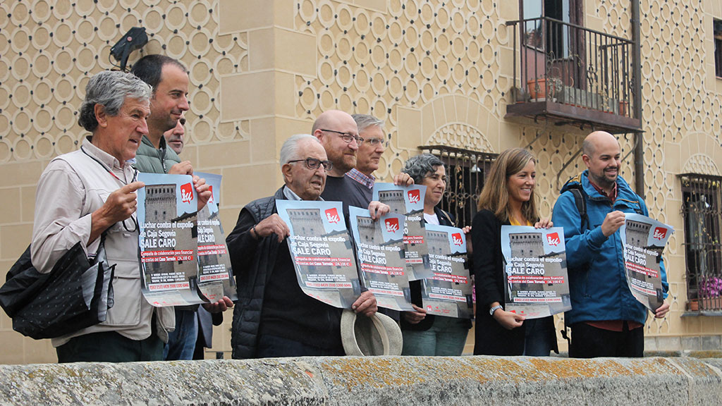 Los representantes de IU, con los carteles solicitando colaboración. / kamarero