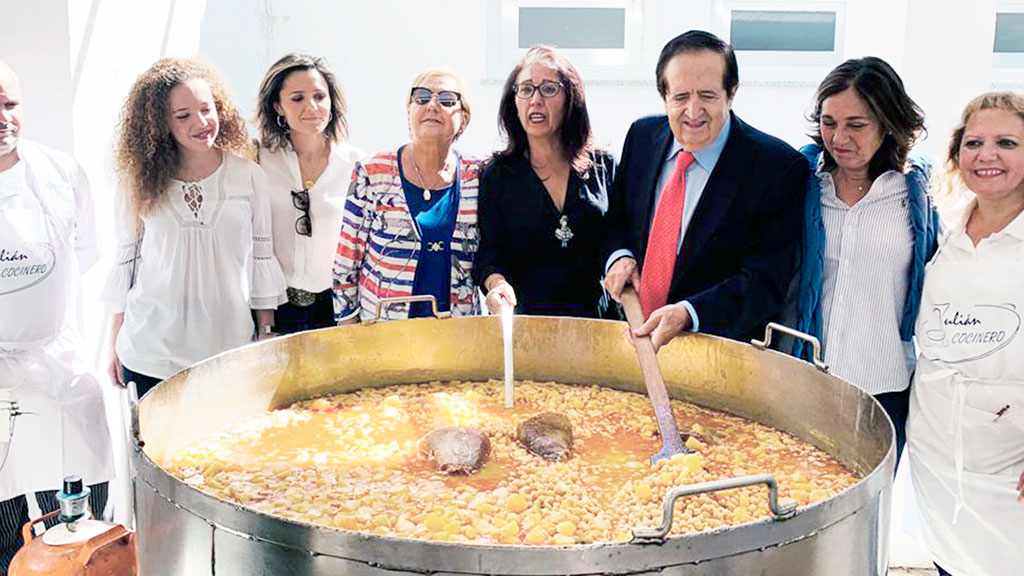 Juan José Lucas recibió el ‘Garbanzo de oro’ de Labajos 1 Juan José Lucas degustó un exquisito cocido labajeño. / el adelantado