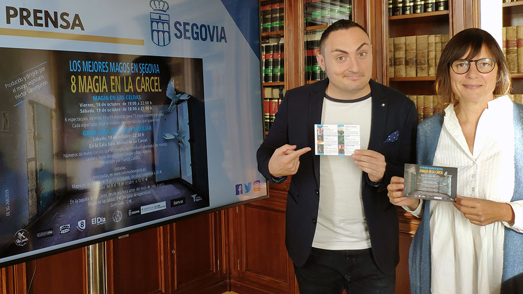 El mago Héctor Sansegundo y la concejala de Cultura, Gina Aguiar. / El Adelantado