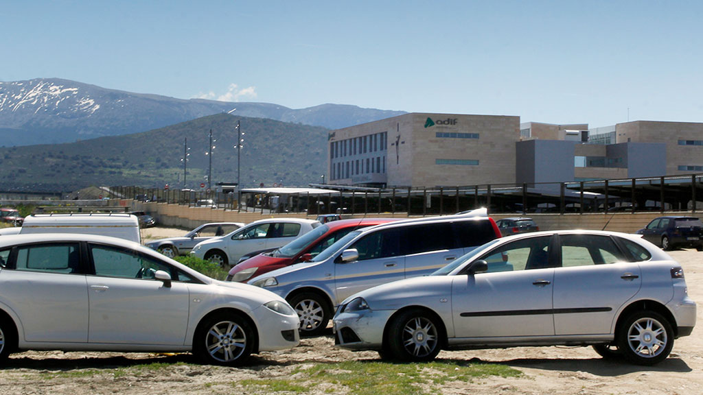 Vehículos aparcados en las inmediaciones de la Estación Segovia-Guiomar./el adelantado