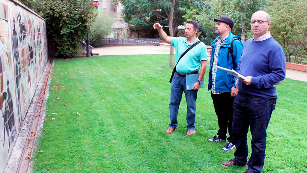 El concejal Ángel Galindo visita los murales del Jardín Botánico junto a Mariano Carabias. / El Adelantado
