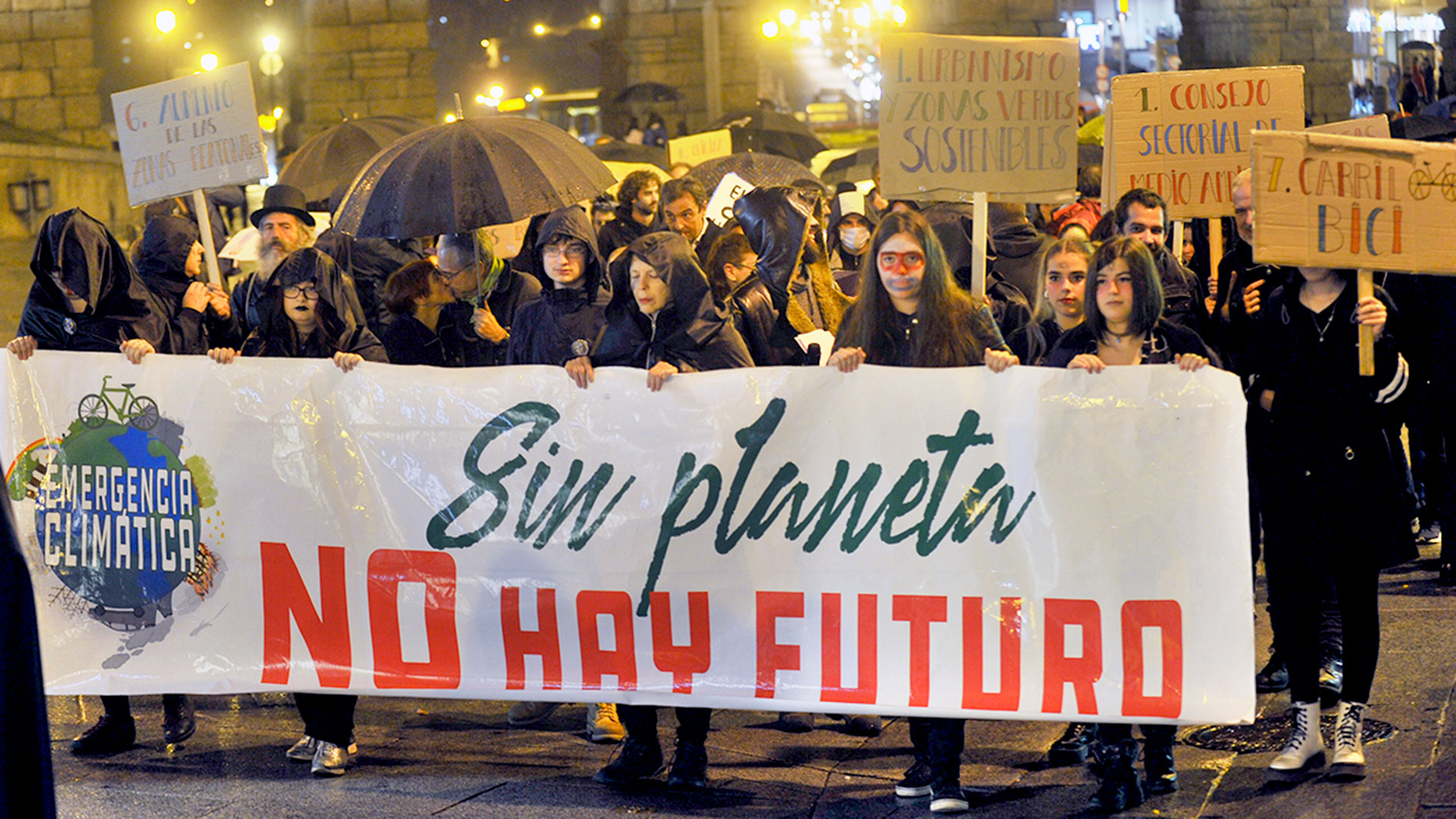 Marcha fúnebre bajo la lluvia por Segovia. / KAMARERO