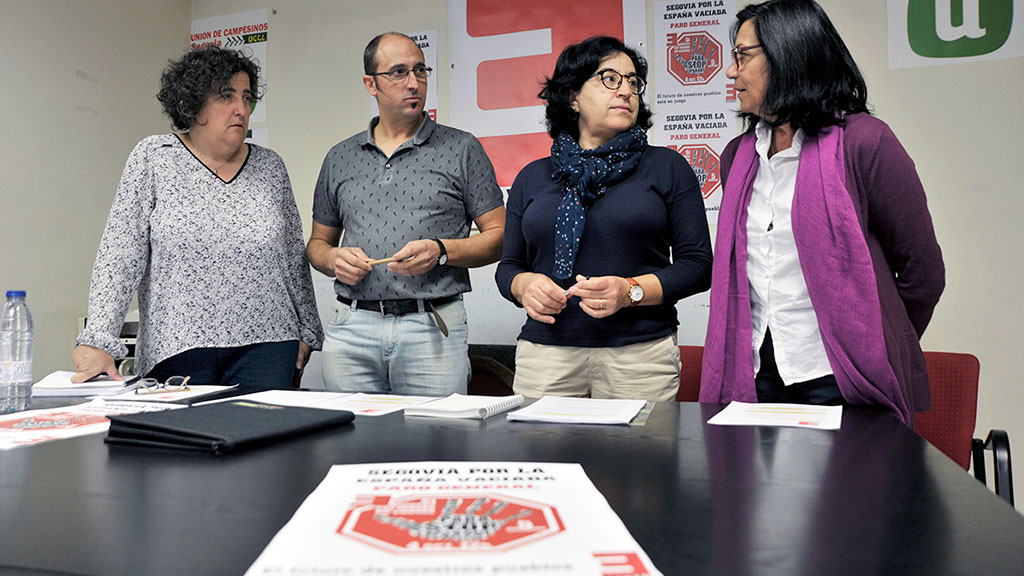 Algunos de los representantes de las plataformas segovianas que respaldan la iniciativa. / kamarero