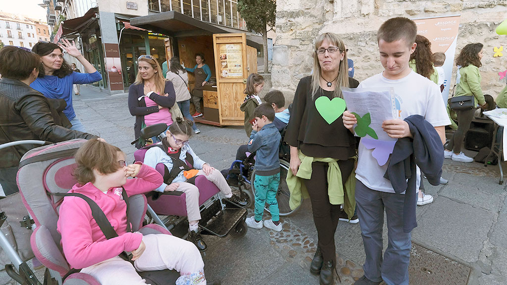 Miguel Martín Gómez lee el manifiesto del Día de la Parálisis Cerebral. / KAMARERO
