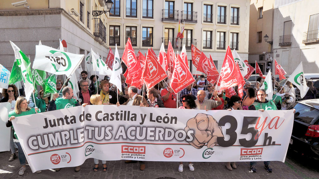 Las organizaciones sindicales se concentraron ayer ante la Delegación de la Junta. / KAMARERO