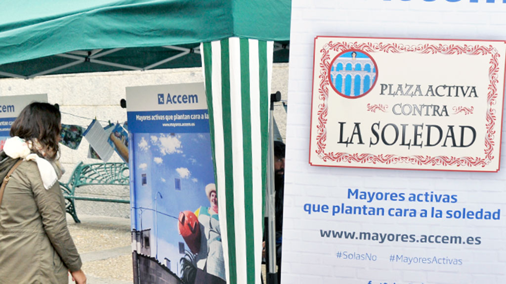 Instalación de Accem contra el aislamiento de las personas mayores./ KAMARERO