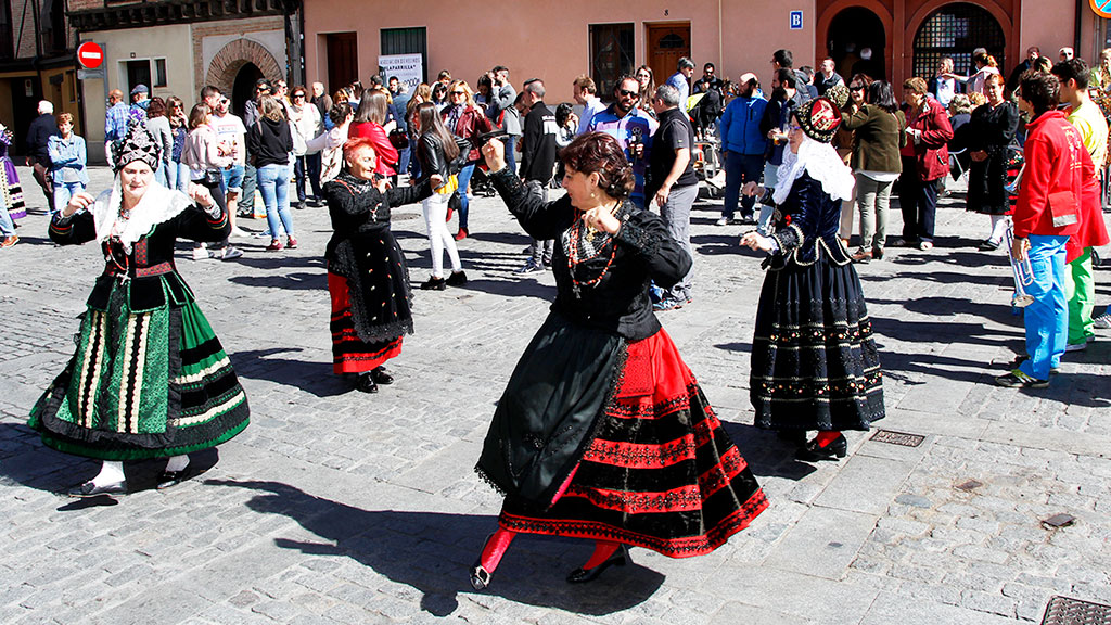 Un grupo de danzas baila durante los actos del Día del Vecino de San Lorenzo en 2018. / Kamarero