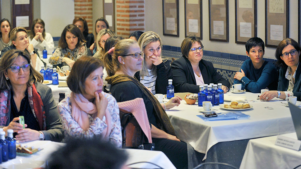Más de 50 mujeres se dieron cita en el primer desayuno de trabajo. / kamarero