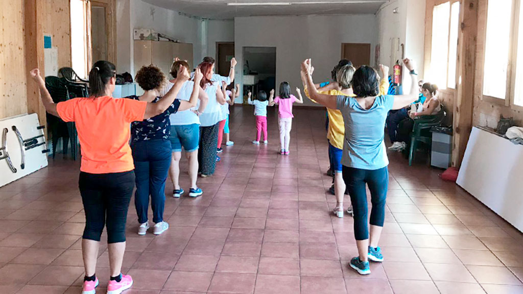 San Cristóbal de Segovia recupera sus tradicionales jotas 1 Un grupo de vecinos participa ya en el taller de jotas. / el adelantado