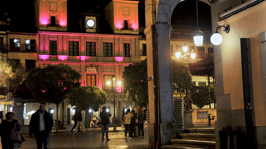 Este fin de semana la fachada del Ayuntamiento se tiñe de rosa, color de la lucha contra el cáncer de mama. / KAMARERO
