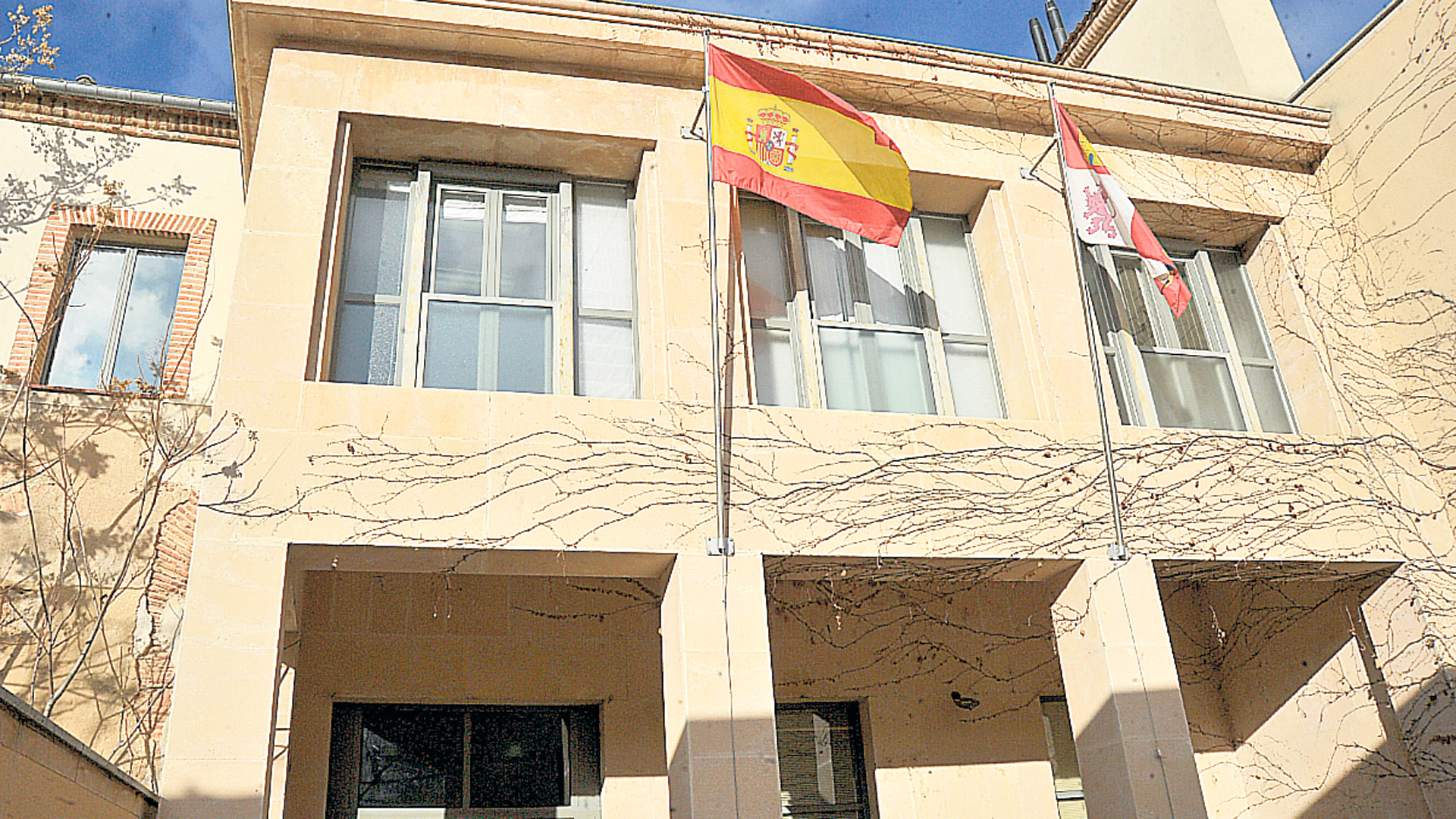 Fachada de la sede de la Dirección Provincial de Educación, en la plaza José Zorrilla. / KAMARERO