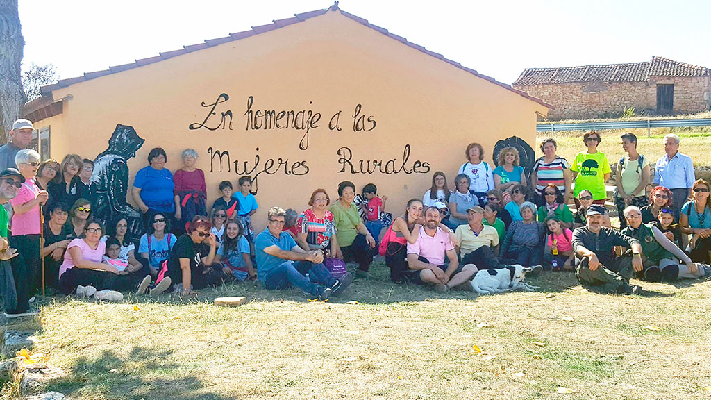 Los vecinos del nordeste han realizado su propio homenaje a las mujeres rurales. / el adelantado