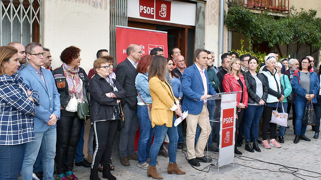 Alcaldes y concejales comparecieron ante los medios en la entrada a la sede del PSOE. / EL ADELANTADO