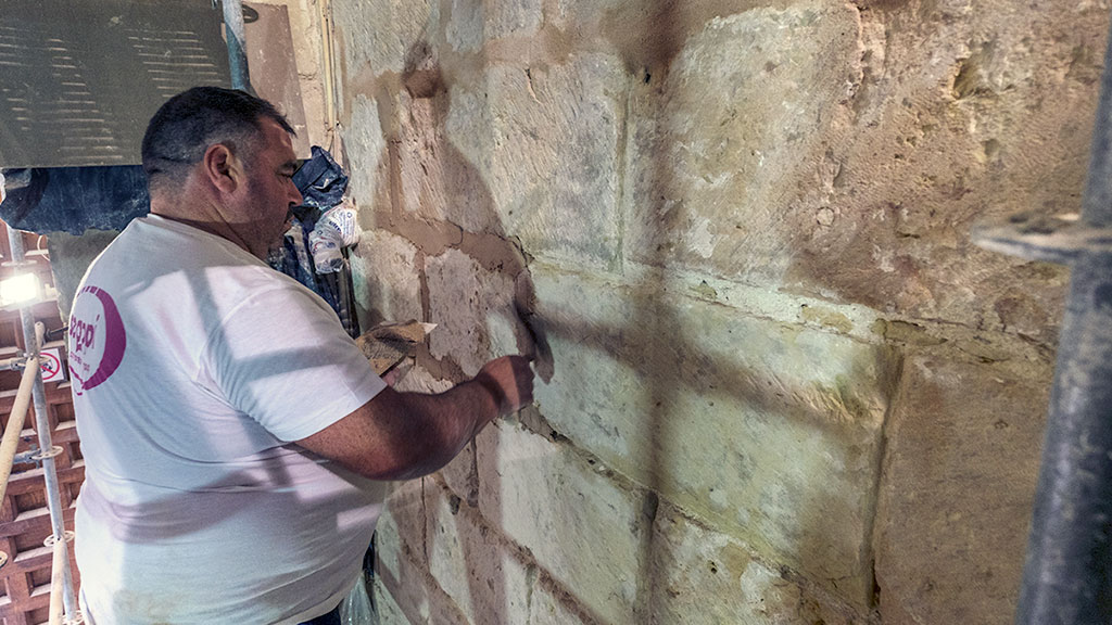 Los trabajos de saneamiento en los muros de la sala se han desarrollado durante los últimos meses. / Kamarero