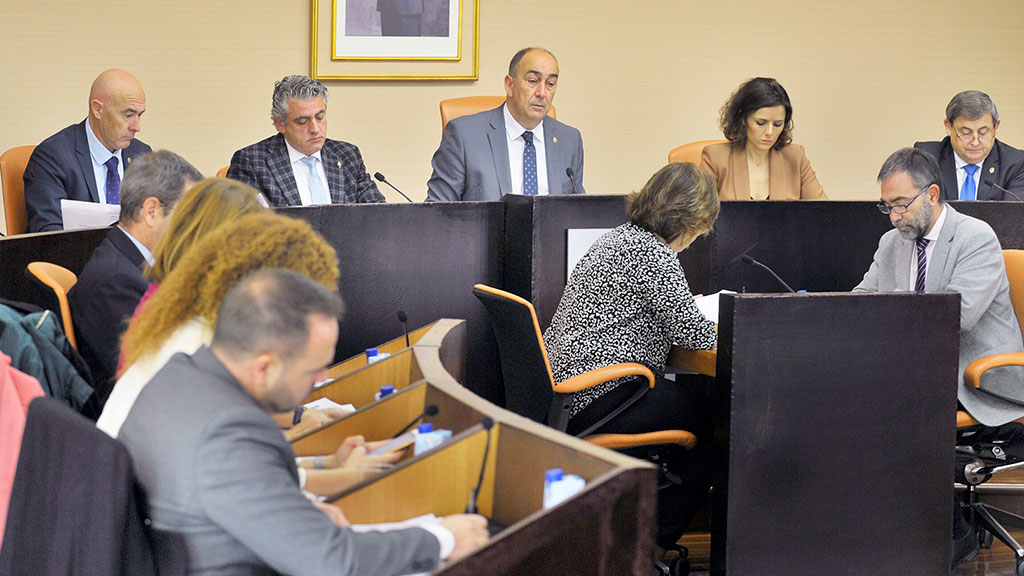 Parte del equipo de Gobierno de la Diputación, con su presidente Miguel Ángel de Vicente, en el centro, durante el pleno celebrado ayer jueves. / kamarero