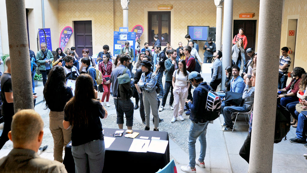 Varias personas se acercan a la 3D Wire para conocer más de cerca esta industria./el adelantado