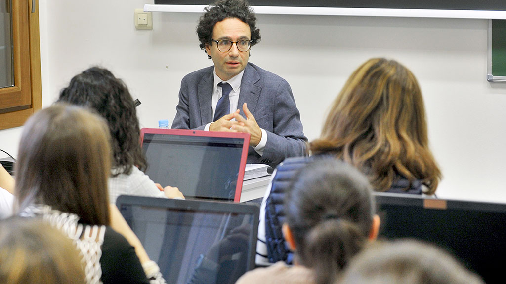 El profesor Javato Martín, en un momento de su intervención en el ciclo organizado por la UVa. / Kamarero