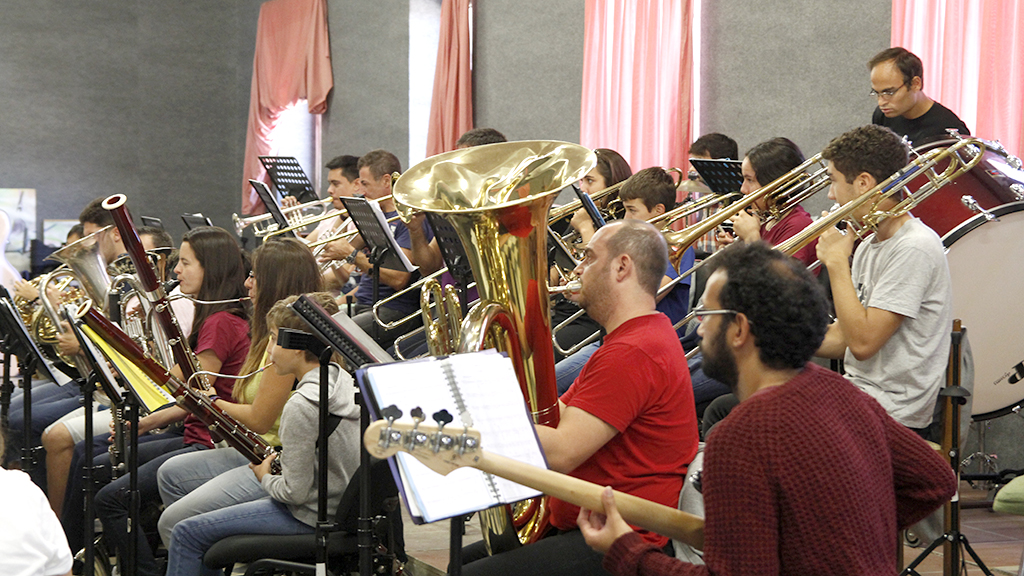 La Banda Sinfónica Tierra de Segovia ensaya para una de sus actuaciones. / Nerea Llorente