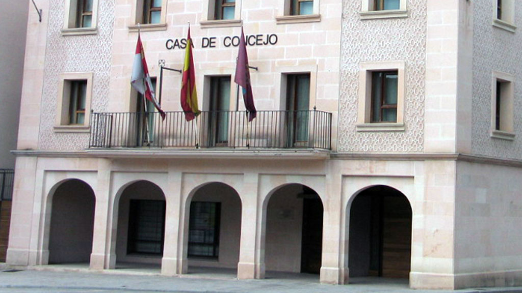 Fachada del Ayuntamiento de Cantalejo, que ha acordado bajar el IBI. / EL ADELANTADO