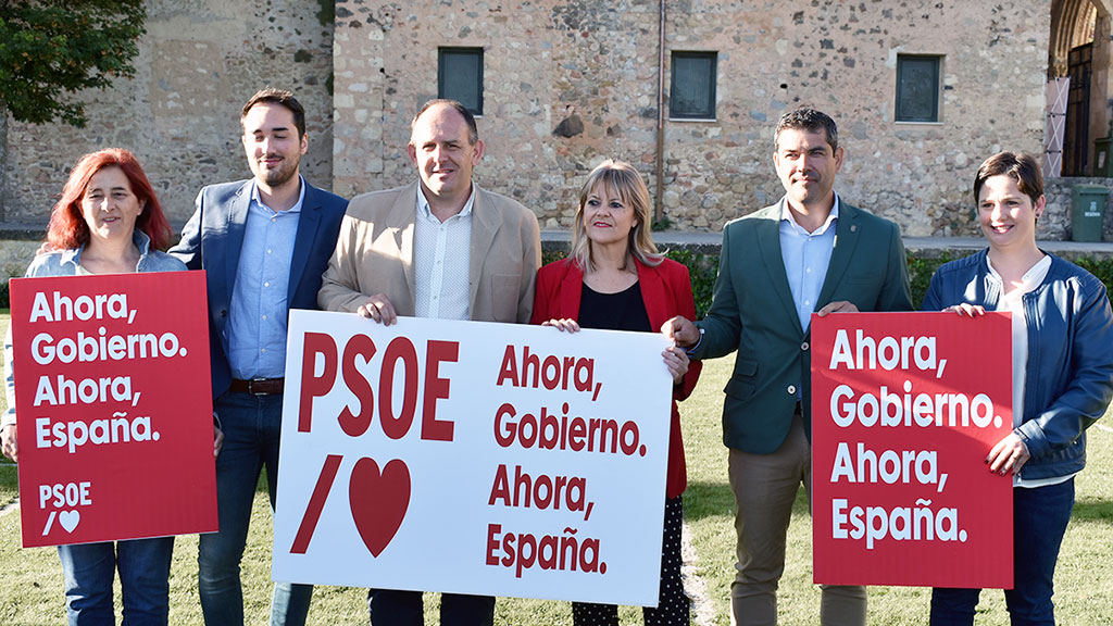 Los candidatos del PSOE al Congreso y al Senado, tras presentar las candidaturas ayer por la mañana. / el adelantado