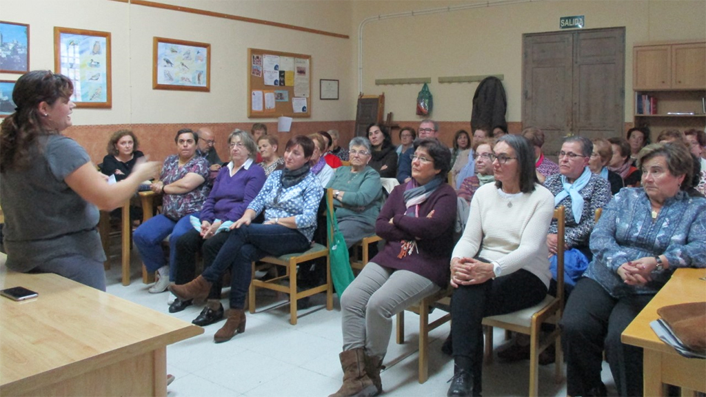 Vecinas de la localidad asisten al coloquio sobre la parotiditis. / El Adelantado