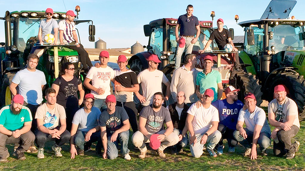 Finalistas del concurso de habilidad al volante de un tractor. / el adelantado