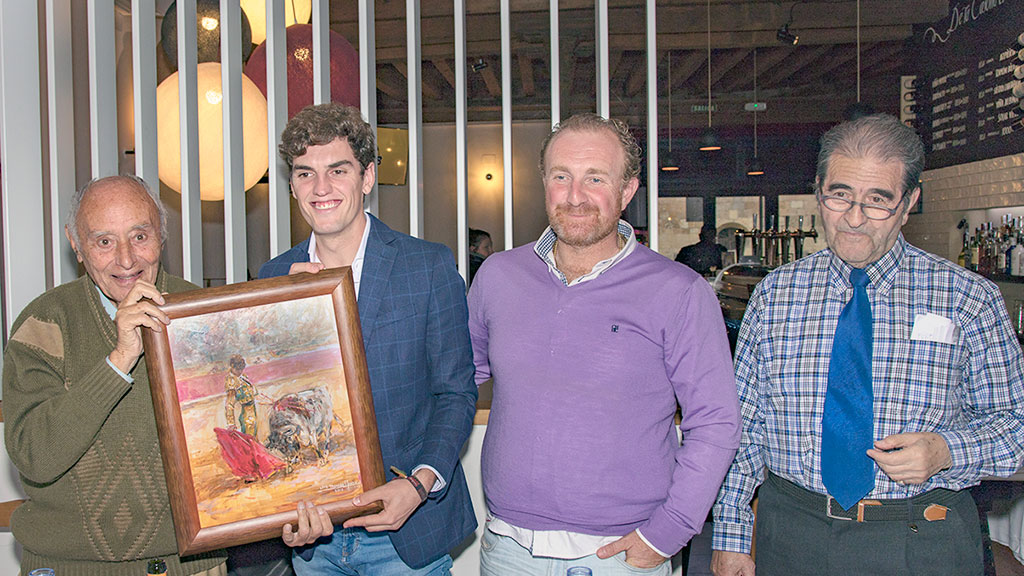 Javier Orozco, con el óleo de Lope Tablada. /Guillermo Santamaría