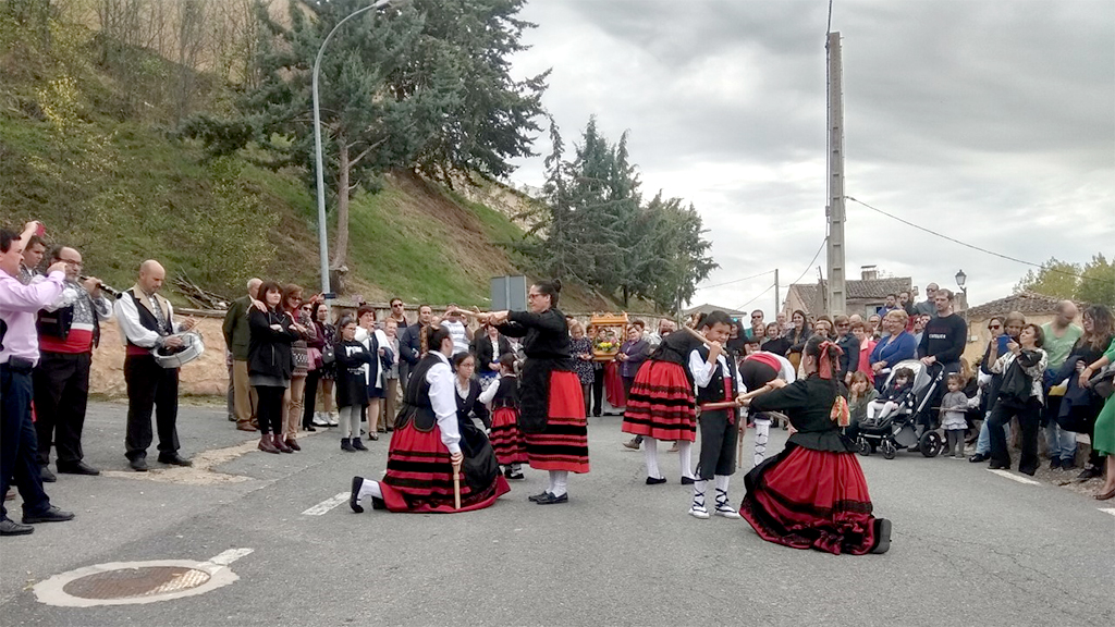 Caballar celebra la fiesta de San Valentín y Santa Engracia 1 Los danzantes de la localidad, en plen actuación durante la procesión. / víctor sanz