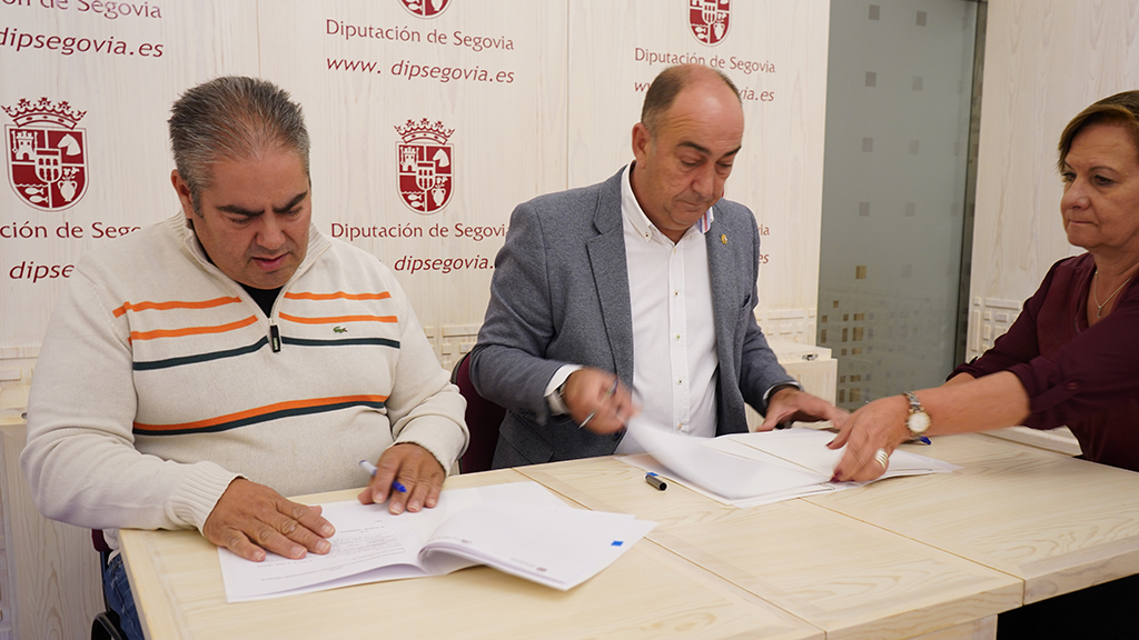 El alcalde y el presidente de la Diputación, en la firma del convenio. / E.A.
