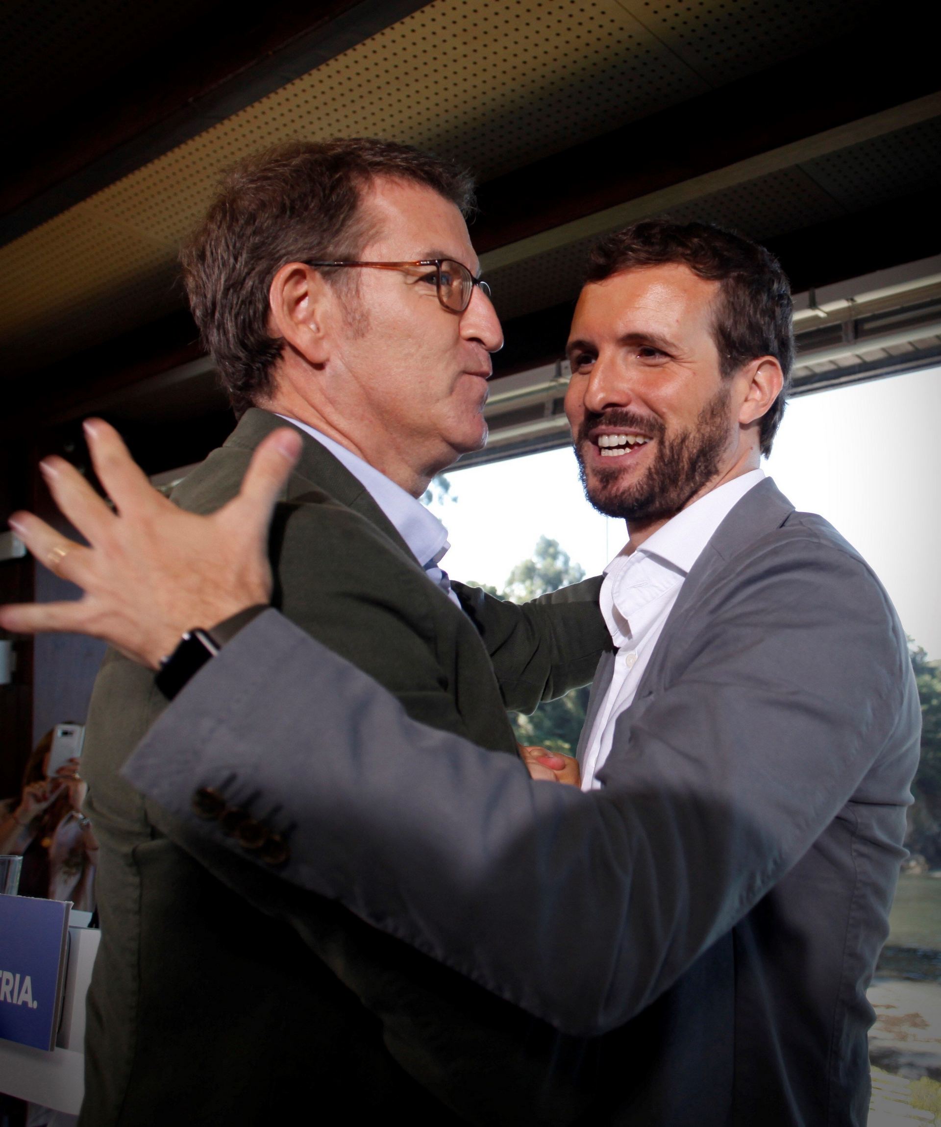 Pablo Casado (i), acompañado del dirigente gallego, Núñez Feijóo (d).
