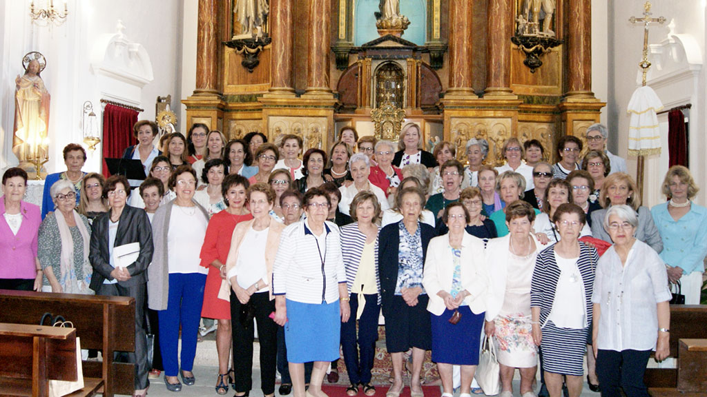 El grupo junto al altar mayor de la iglesia de Nuestra Señora de la Asunción, patrona de la localidad. / álvaro pinela