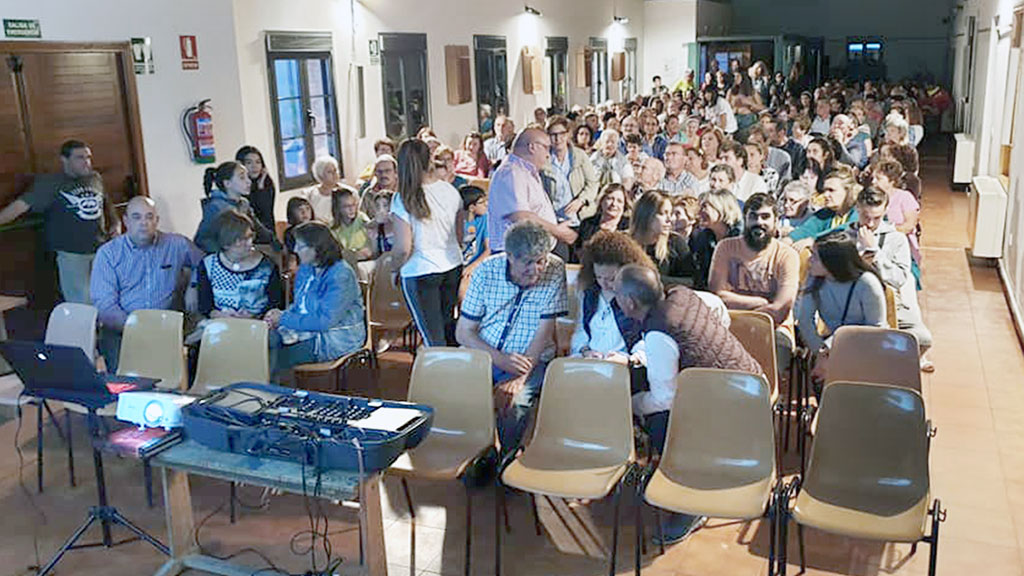 Los habitantes de Lastras de Cuéllar acudieron masivamente a ver la proyección del documental. / el adelantado
