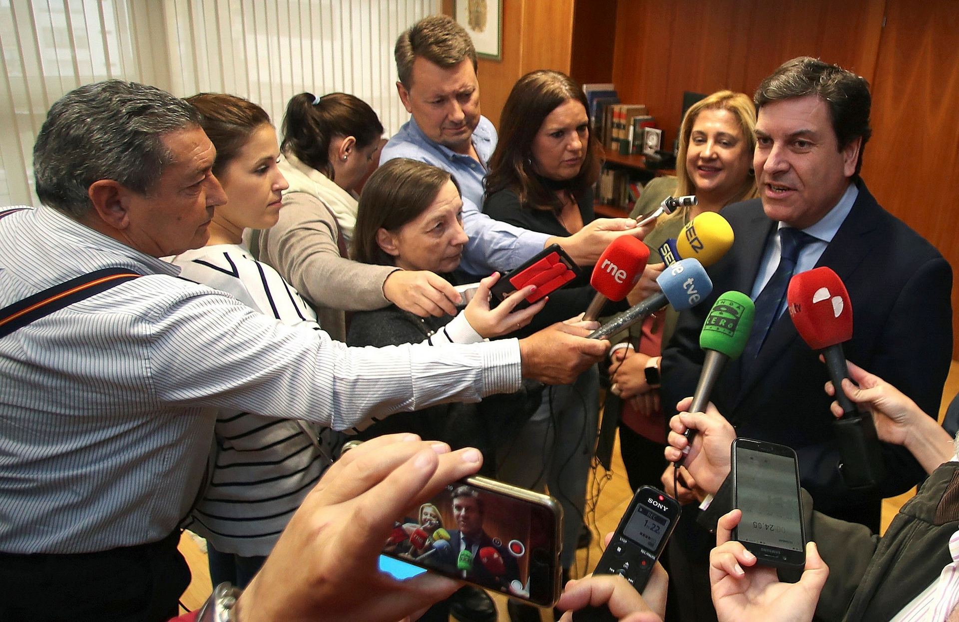 El consejero de Economía y Hacienda, Carlos Fernández Carriedo, atiende a la prensa. / efe