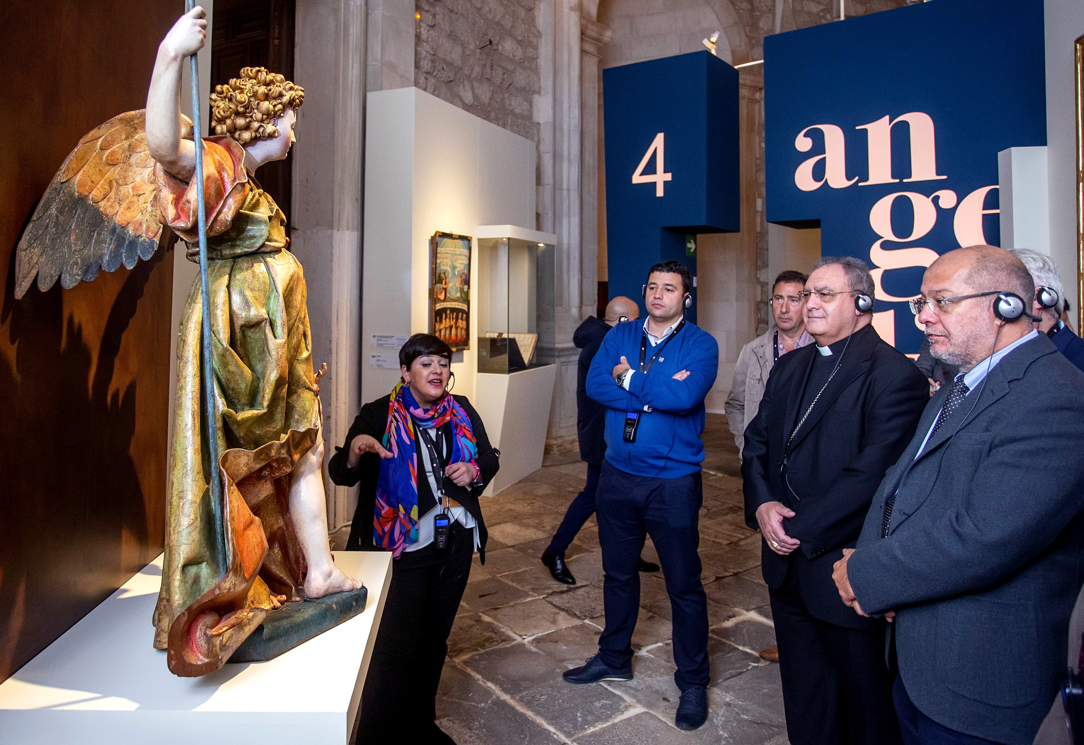 El vicepresidente de la Junta, Francisco Igea, observa una de las obras de la exposición ‘Angeli’ en Lerma. / efe