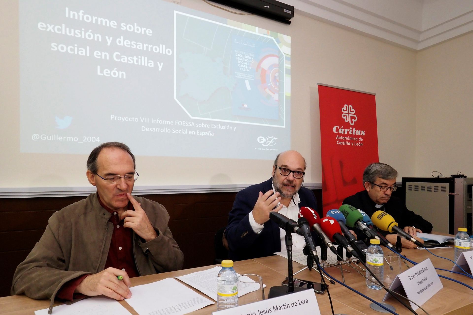 El integrante de Cáritas de Castilla y León, Jesús Martín, junto a Guillermo Fernández, de la Fundación FOESA. / efe