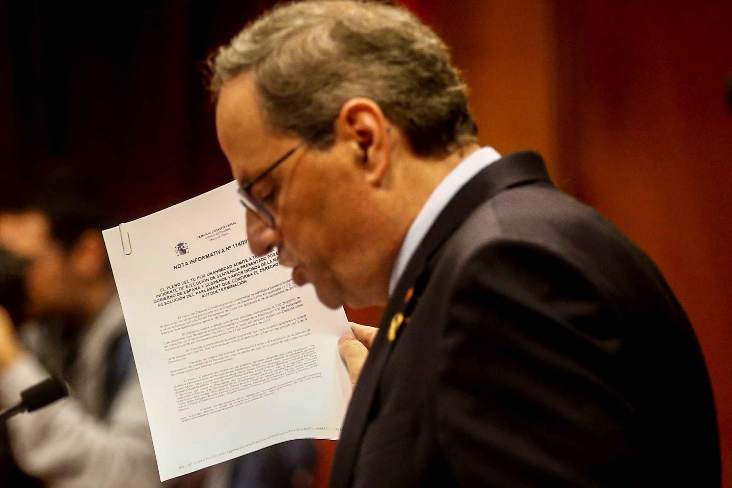 El presidente catalán, Quim Torra, comparece ante el pleno del Parlament para abordar la respuesta a las condenas del Supremo a los líderes soberanistas. / EFE