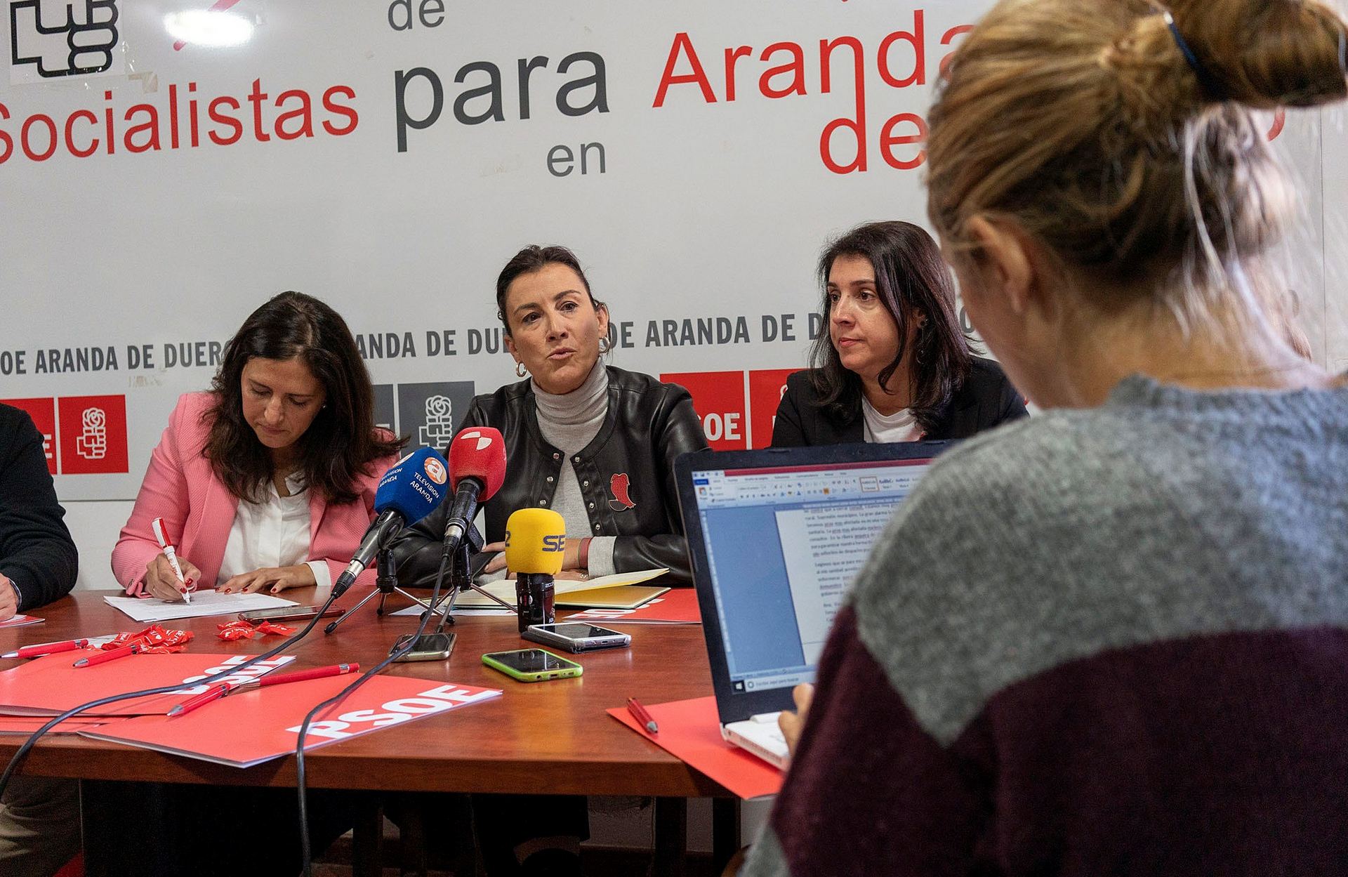La secretaria de organización del PSOE Castilla y León, Ana Sánchez (c), durante la rueda de prensa. / efe