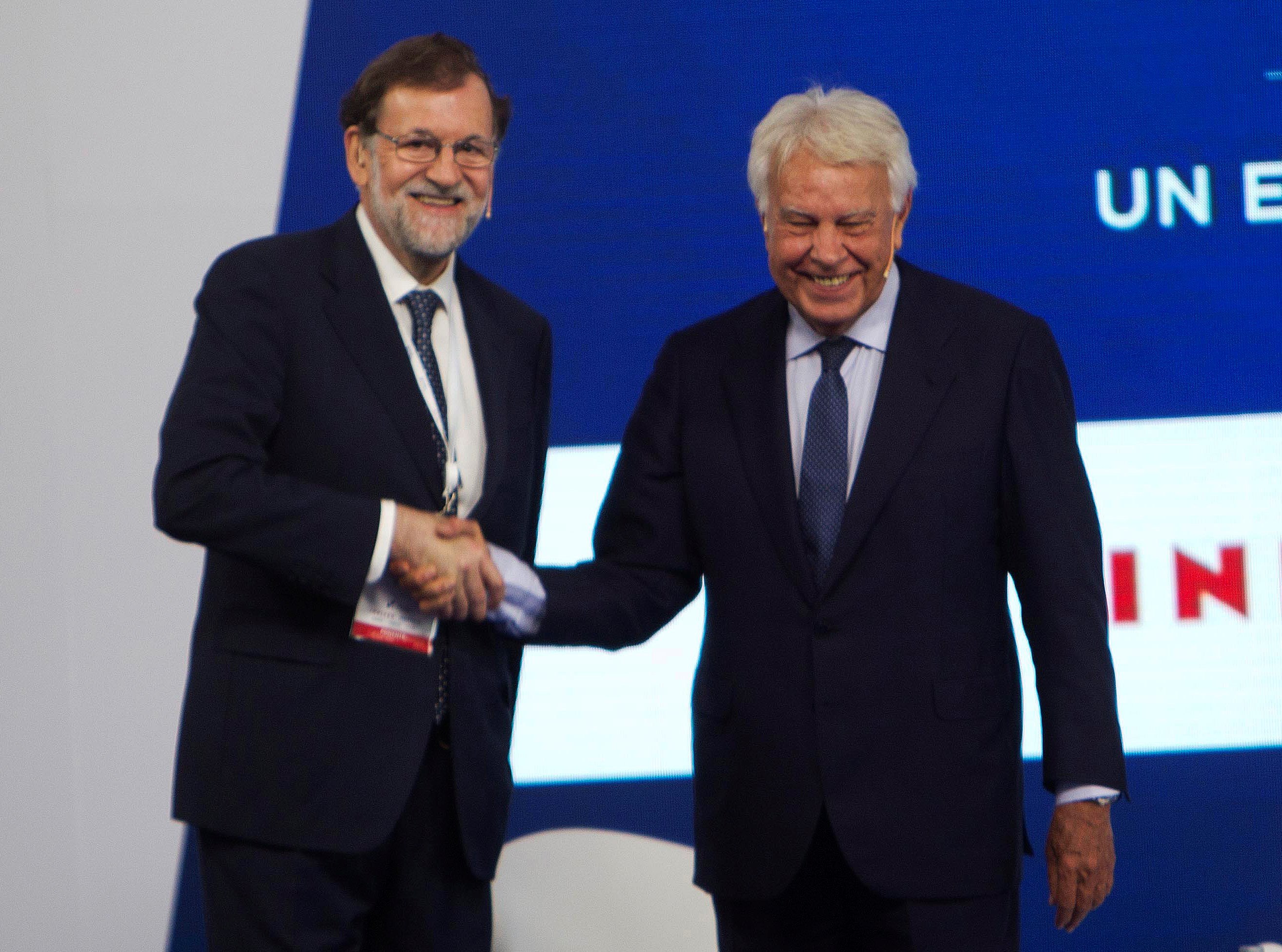 Los expresidentes del Gobierno Mariano Rajoy y Felipe González durante su último encuentro / efe