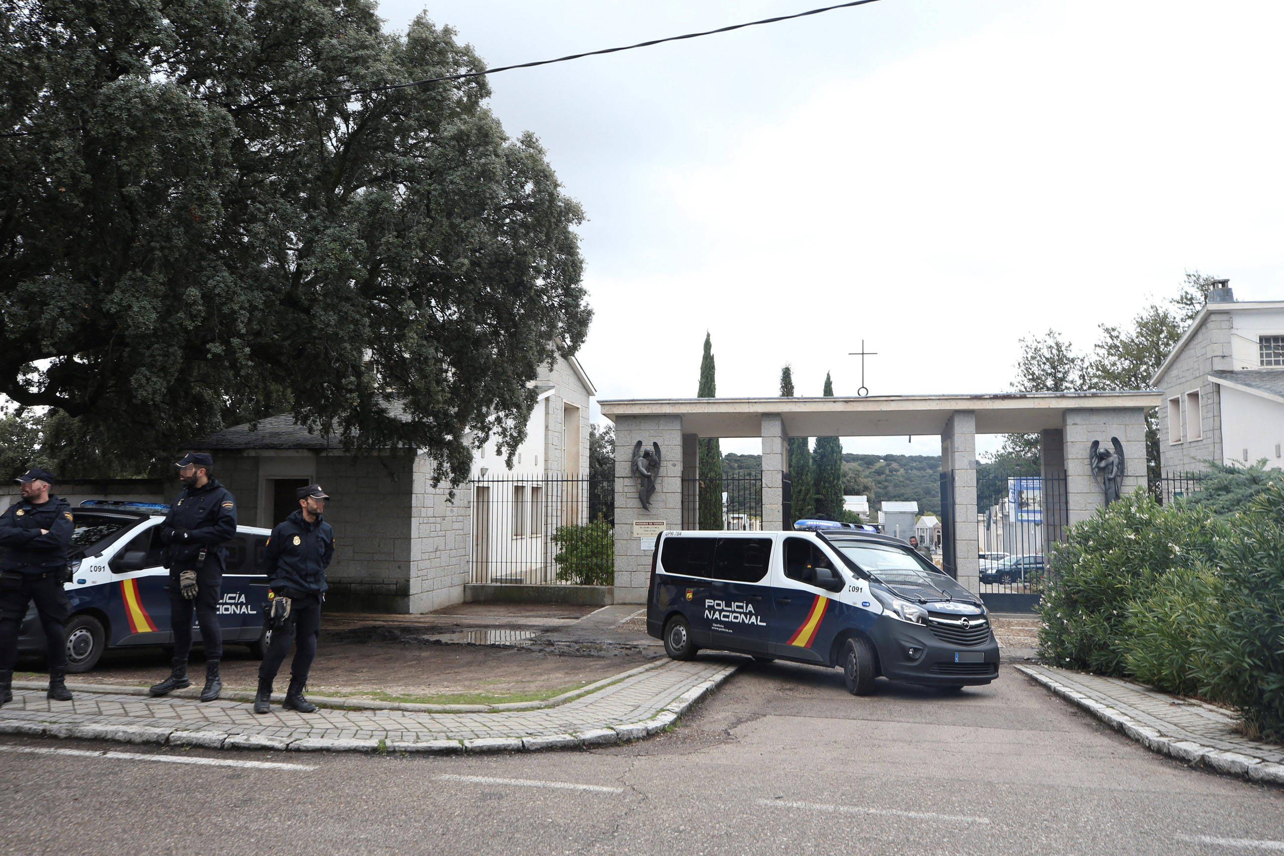 Entrada del cementerio de Mingorrubio, custodiado por la Policía Nacional. / EFE
