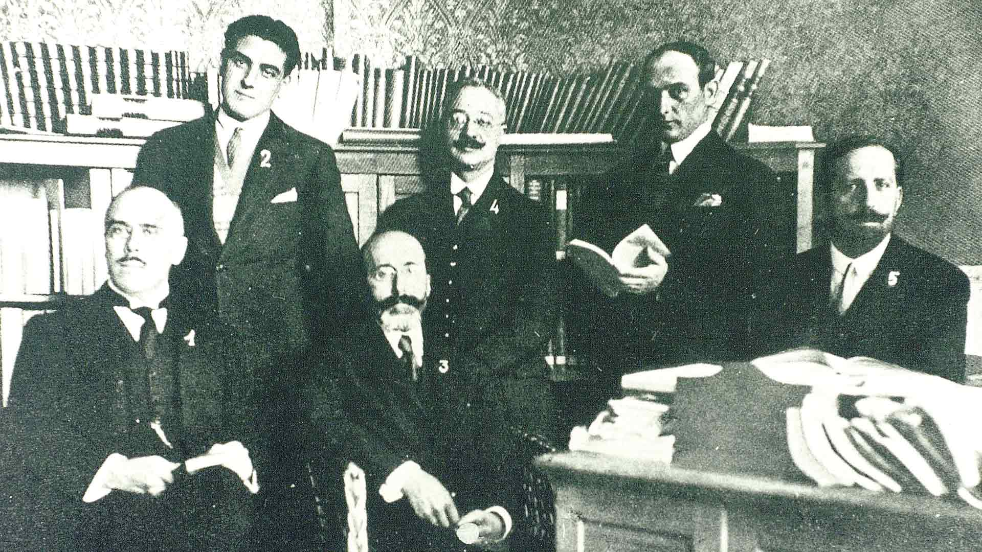 Menéndez Pidal y un grupo de colaboradores.