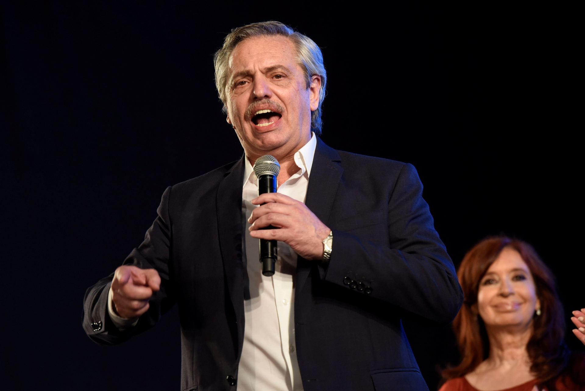 El candidato peronista Alberto Fernández habla ante sus simpatizantes. / efe