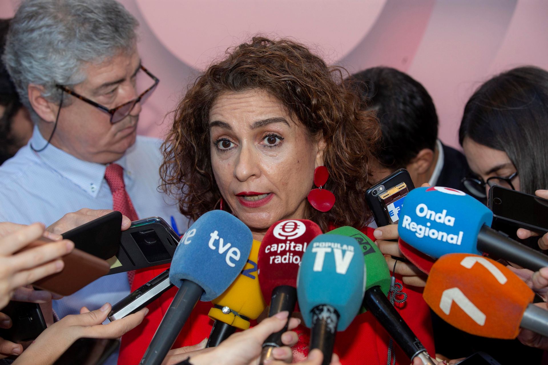 La ministra de Hacienda en funciones, María Jesús Montero, atiende a los medios de comunicación. / efe