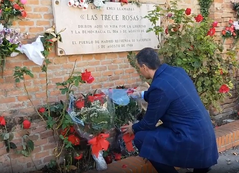 El presidente del Gobierno en funciones, Pedro Sánchez, hizo una ofrenda floral en el monumento a Las Trece Rosas. / PSOE