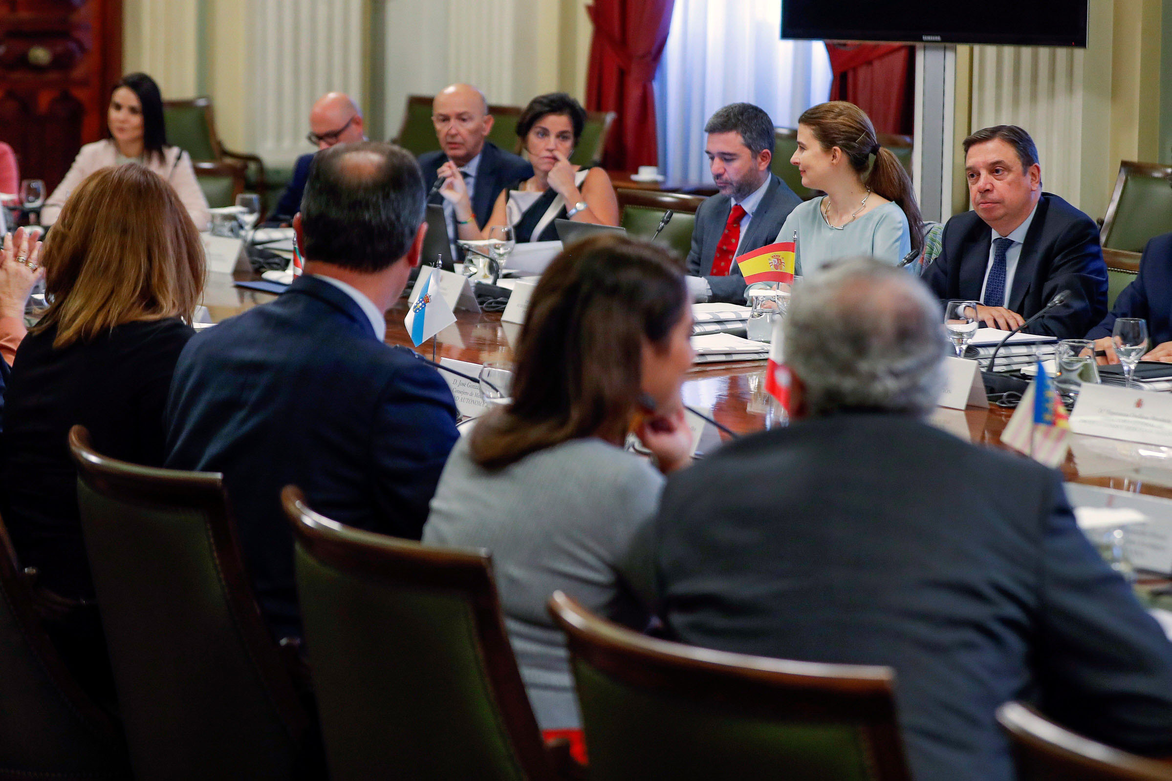 El ministro Luis Planas (dcha) presidió la Conferencia Sectorial de Agricultura, Pesca y Alimentación. / EFE