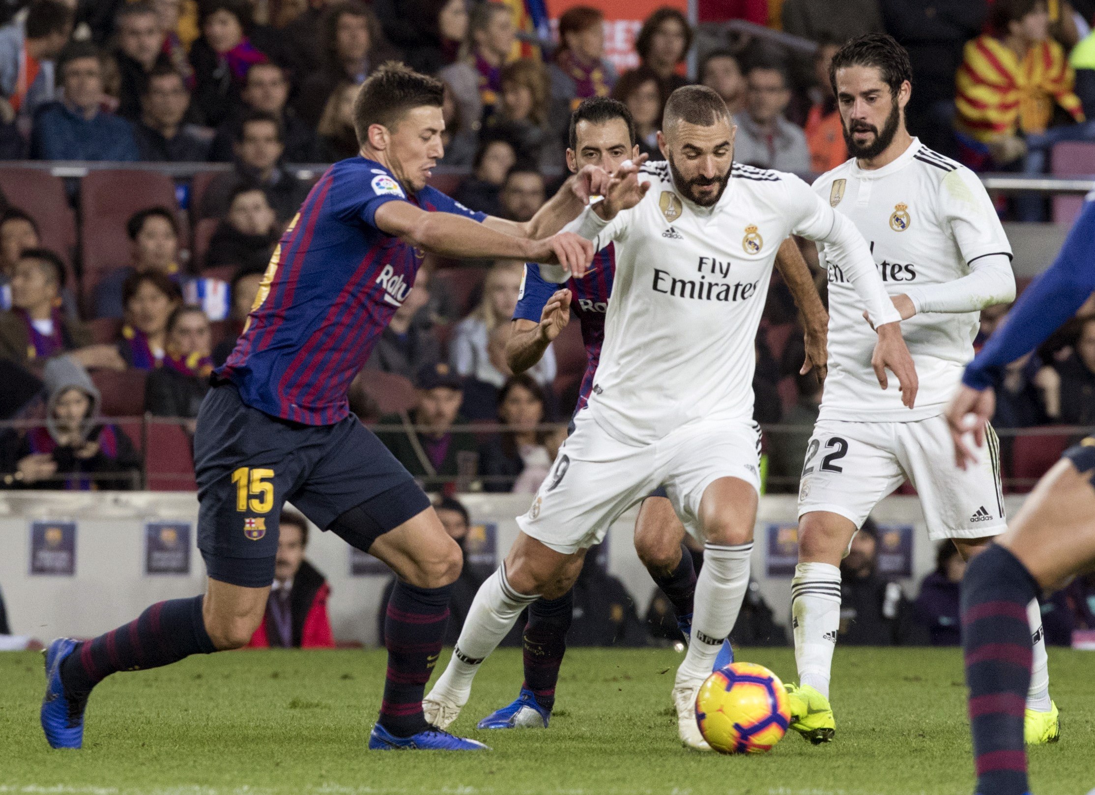 Lenglet intenta frenar a Benzema durante el Barcelona-Real Madrid de la pasada temporada. / EFE