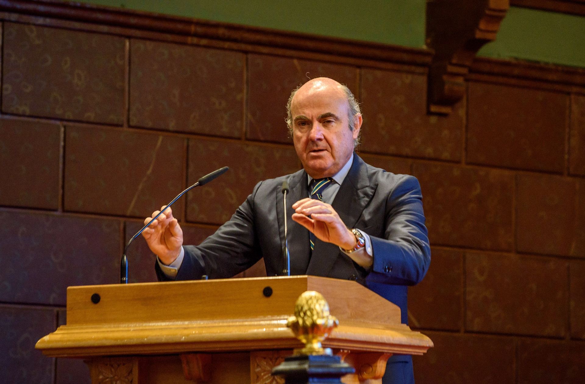 El vicepresidente del BCE, Luis de Guindos, durante la conferencia que ofreció en Bilbao. / europa press