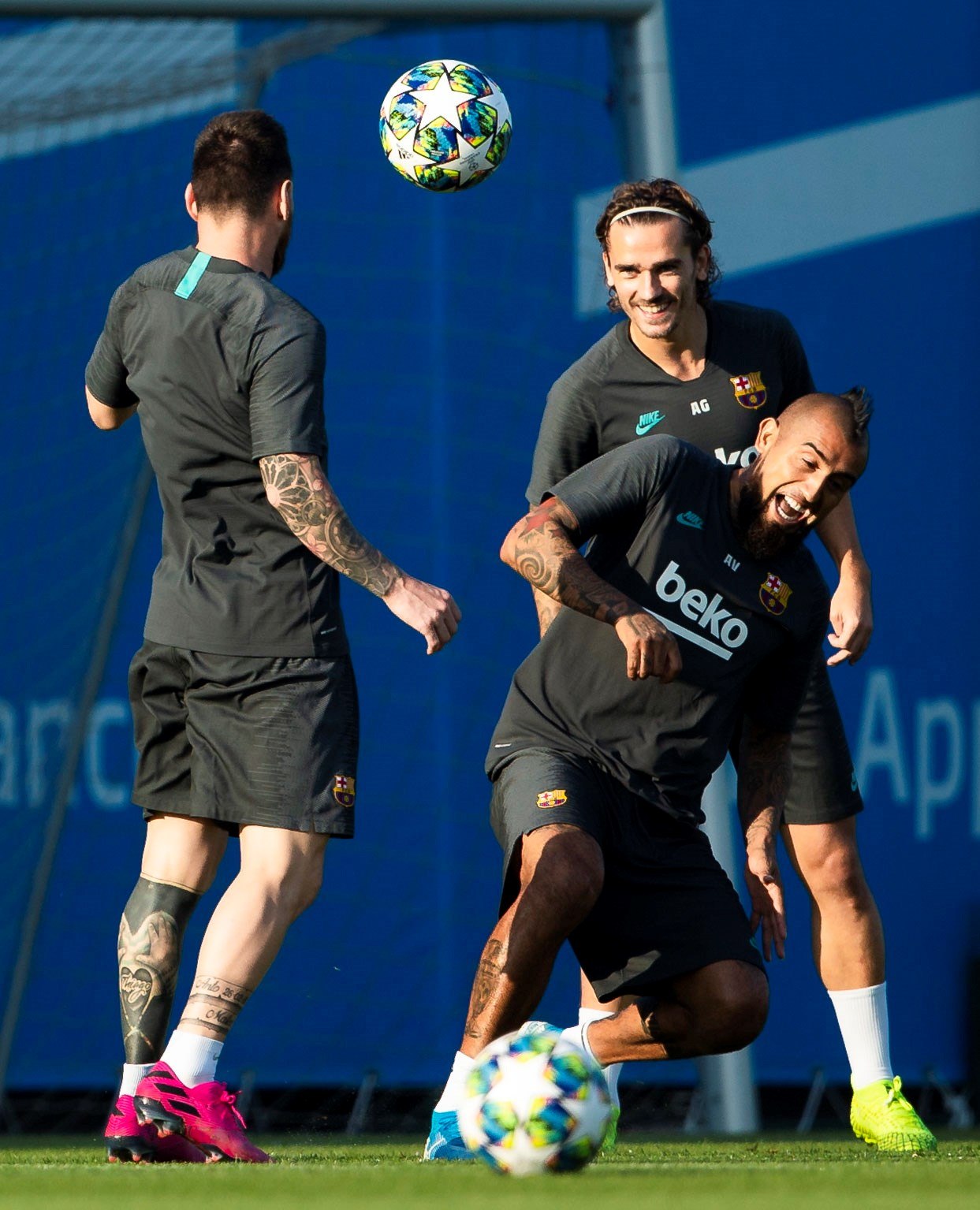 Messi, Arturo Vidal y Griezmann, en el entrenamiento del Barça. / EFE