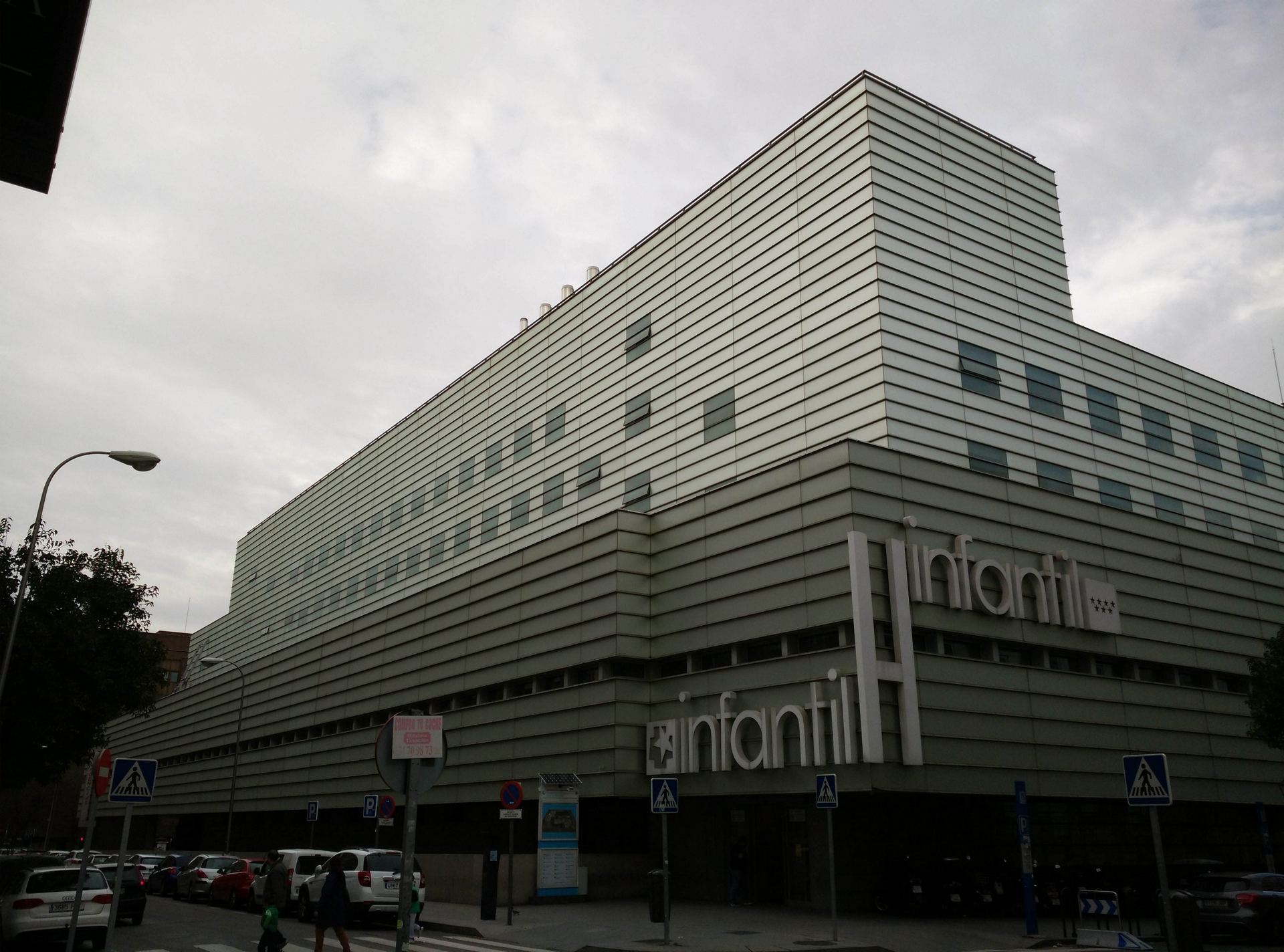 Fachada del hospital infantil Gregorio Marañón donde un bebé ha muerto por una supuesta negligencia médica.