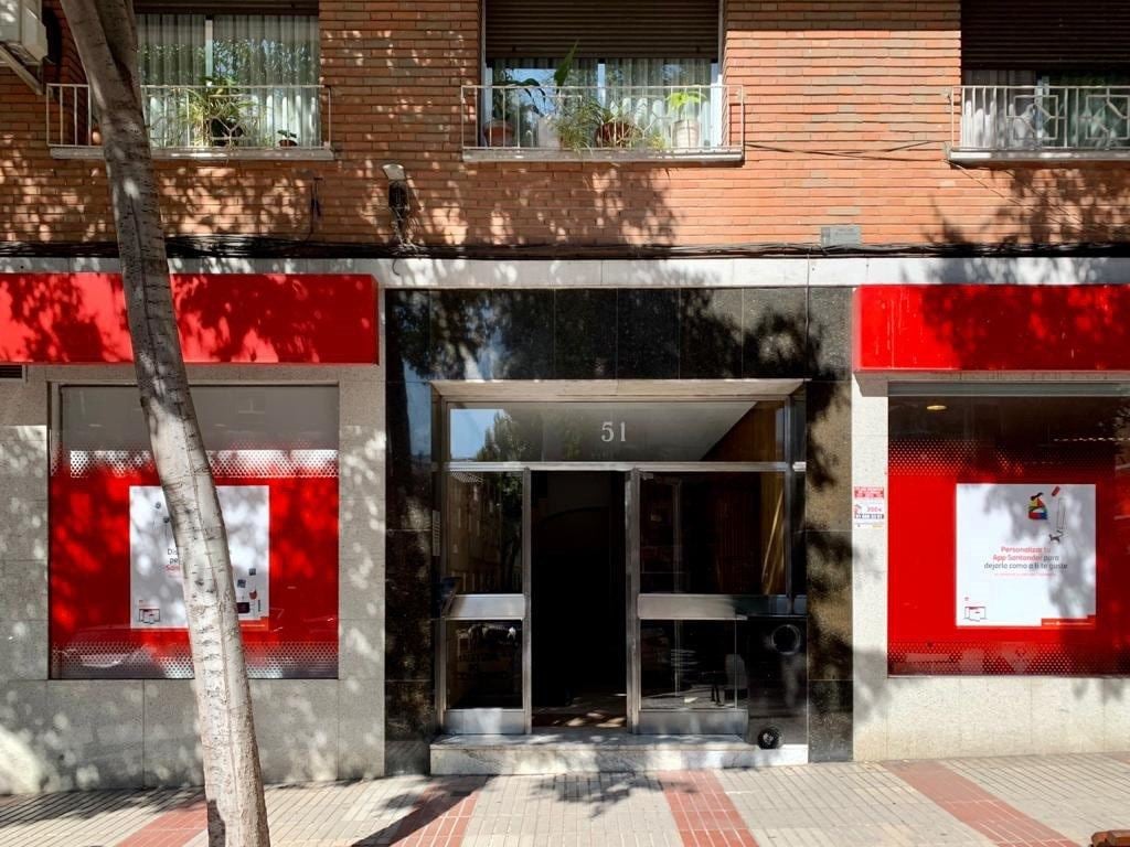 Vista del portal donde el pasado martes hallaron el cadáver de una anciana muerta en su casa hace 15 años.